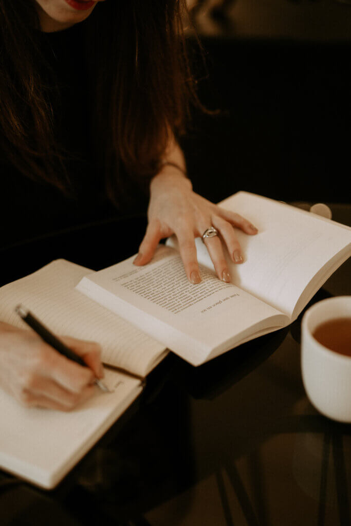 Marie Lourenço écrit des histoires pour son espace d'écriture Pérégrinations Philosophiques.